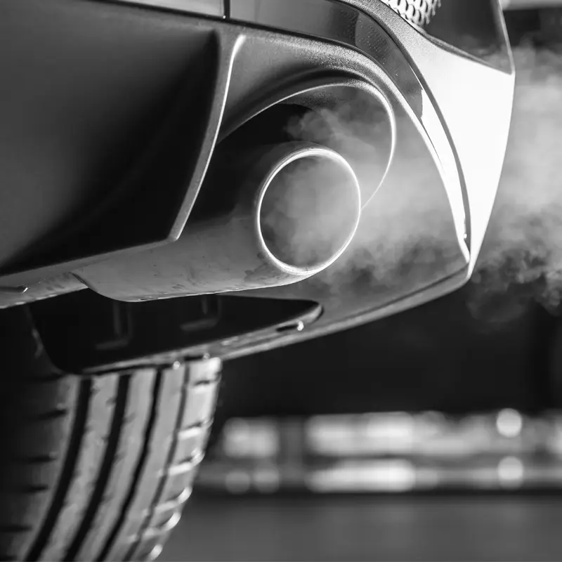 laufender Motor zeigt die Abgase aus dem Auspuff